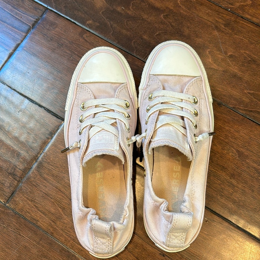 Converse tennis shoes